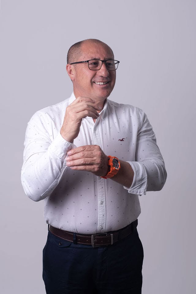 Patricio Valdivieso sonriendo con camisa blanca