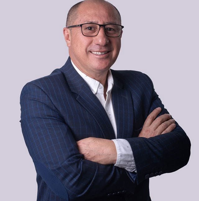 Patricio Valdivieso con traje azul